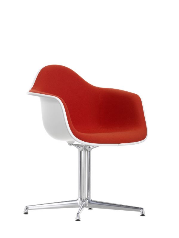 Vitra Eames Plastic Arm Chair DAL, vollgepolstert in Rot, mit weißer Schale und Aluminiumfuß.